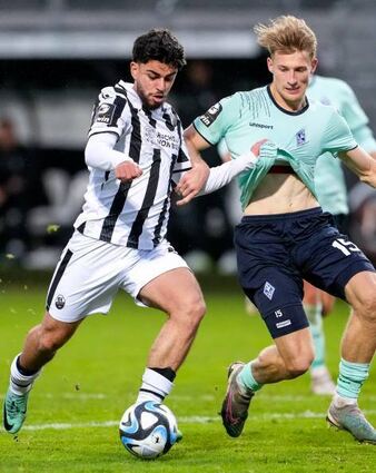 Sandhausens Abu-Bekir El-Zein (l.) trifft hier zum 4:1-Endstand.