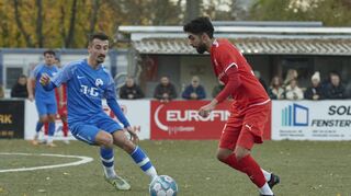 Mustafa Azad (rechts) konnte sich mit dem FC Türkspor nicht gegen Mert Aydins Schwetzinger durchsetzen.