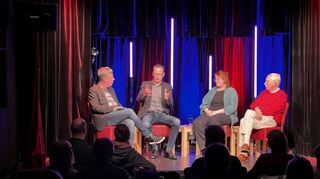 Kabarettist und Moderator Frederic Hormuth im Gespräch mit Hannah Wagner, Designerin und Macherin der Ausstellung „Feindliche Architektur“, Politik-Professor  Patrick Bernhagen,  Mitbegründer der Mannheimer Ortsgruppe des Fachverbands Fußverkehr Deutschland, und  
Wolfgang Ockert,  Vorsitzender des Bürger- und Gewerbevereins östliche Innenstadt.