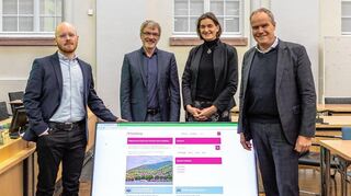 Stellen das Portal vor (v.l.): Projektleiter Sebastian Bernhard, Digitalamt-Leiter Manfred Leutz, Bürgermeisterin Martina Pfister und OB Eckart Würzner.