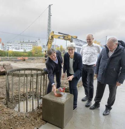 Die neue Rad- und Fußwegbrücke führt über die Gleise.
