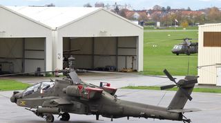 US-Militärhubschrauber der Typen Apache und Black Hawk (im Hintergrund) sind in Mannheim gelandet und waren mehrere Tage am Flughafen zu sehen.