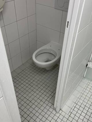 Kein Sitz? Nein, so sei es hygienischer, sagt der Erste Stadtrat.