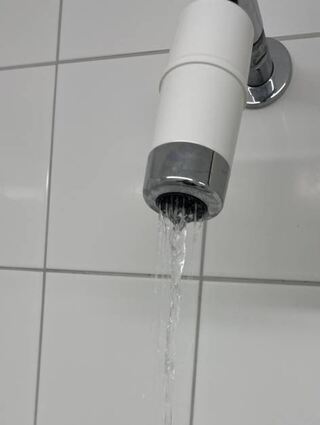 Duschen? Rinnsale laufen aus 50 Jahre alten Rohren.