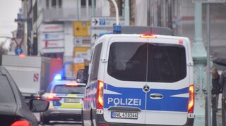 Polizeifahrzeuge am Dienstagvormittag in der Mannheimer Innenstadt.
