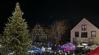 Schon bei der Eröffnung des Weihnachtsmarktes freitags abends auf dem Dorfplatz in Heddesheim herrschte im Dezember 2022 dichtes Gedränge. 50 Aussteller sind diesmal wieder dabei.