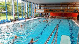 Das Hallenbad Waldhof-Ost, aufgenommen im Herbst 2022. Hier wie in allen städtischen Bädern sollen die Tarife zwei weitere Male angehoben werden.