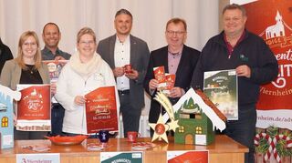 Stellen das Adventsprogramm vor: Iris Buttler, Miriam Prenz, Alexander Schwarz, Sabine Schramek, Jan Krasko, Mathias Baaß und Michael Haas.