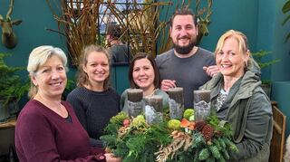 Strahlen beim Endspurt für die Adventslust: Carlo Huben von der Geschäftsleitung und ein Teil des Floristikteams um Ursula Holdermann (r.).