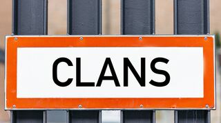 Justiz und Polizei stehen vor einem großen Problem: Wie können sie die Clan-Kriminalität in Deutschlands Großstädten bekämpfen? Mit besserer personeller und materieller Ausstattung, sagt unser Gastautor Butz Peters.