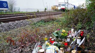 Blumen, Bilder und Kerzen haben Angehörige und Freunde an dem Ort in Bobenheim-Roxheim abgelegt, an dem Robin gestorben ist.