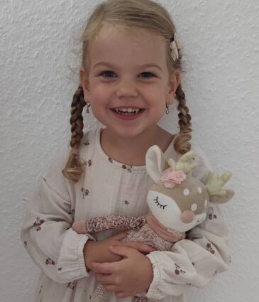 Aleyna ist ein sehr lebhaftes und fröhliches Kind. Sie liebt es, herumzutoben.