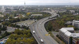 Die Hochstraße Nord wird ab 2026 abgerissen. Die Flächen rechts und links davon sollen zu einem modernen und nachhaltigen Quartier entwickelt werden.