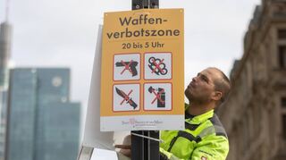 Eine Waffenverbotszone – wie hier im Frankfurter Bahnhofsviertel – wird in großen Teilen der Innenstadt kommen. Das macht Christian Specht deutlich.