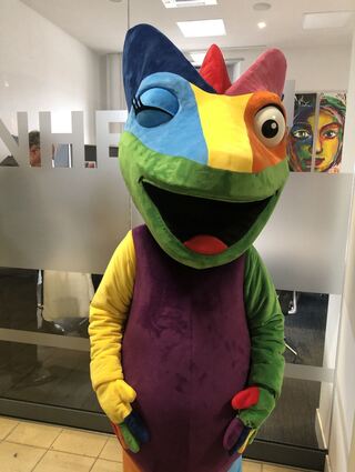 Zwinkert lieber anstatt den Zeigefinger zu erheben: Das eigens für die Kampagne kreierte Maskottchen, das die 360-Grad-Umsicht im Alltag vorlebt.