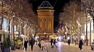 „Mannheim im Weihnachtszauber“ heißt es in den kommenden Wochen in der Innenstadt. Die Weihnachtsbeleuchtung wird am Montagabend eingeschaltet.