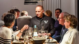 Jürgen David (Mitte) mit Gästen beim Steak-Tasting in seiner Wormser Metzgerei David.