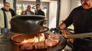 Das Fleisch auf dem Grill verbreitet einen betörenden Duft im Innenhof vor der Hall of Beef in Worms.