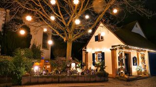 Ausgangspunkt: Am historischen Wachthäusel in der Bornheimer Dorfmitte starten während der Saison jeden Mittwoch und Sonntag um 17 Uhr die Führungen durch das Krippendorf.