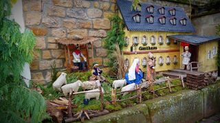 Historisch oder eher modern: Die Krippen-Vielfalt in Bornheim kennt kaum Grenzen. Über 100 Krippen sind im kleinen Weinort an der Südlichen Weinstraße bis zum 7. Januar zu sehen – alles von den Einheimischen selbst angefertigte Unikate.