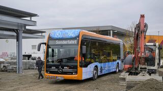 Weltpremiere: Der erste Wasserstoffbus „H2-eCitaro“ von Daimler ist übergeben worden. Nun hat er auf der künftigen Tankanlage Wieblingen eine Runde gedreht.