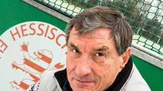 Einer der wichtigsten Trainer in Hessens Fußballhistorie: Lothar Buchmann, hier 2015 auf einem Sportplatz im Odenwald, führte unter anderem Darmstadt 98 in die Bundesliga und den VfR Bürstadt zur Deutschen Amateurmeisterschaft.