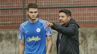 Gibt die Richtung beim VfL vor: Neckaraus Trainer Feytullah Genc (r.) im Gespräch mit Spieler Samed Mollamehmetoglu.