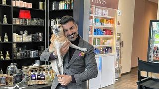 Reza Shari ist glücklich, dass er mit seinem Hund Kenzo wieder in seinem „House of Beauty´“ am Wasserturm stehen kann.