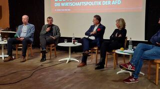 Diskutieren auf Einladung des SPD-Kreisvorsitzenden und Landtagsabgeordneten Stefan Fulst-Blei (M.): Der ZEW-Wissenschaftler Holger Stichnoth (v.l.), „MM“-Redakteur Walter Serif, Sprachwissenschaftlerin und SPD-Stadträtin Heidrun Kämper sowie der DGB-Vorsitzende Ralf Heller.