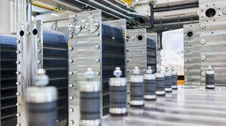 In 72 dieser „Stacks“ in der Anlage wird Wasser unter Strom in Wasserstoff und Sauerstoff aufgespalten. 2025 soll sie in Betrieb gehen.