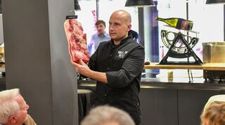 Jürgen David erklärt erklärt den Gästen etwas über über Fleisch.