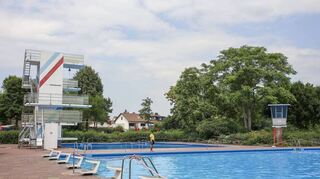 Der Eintritt zu städtischen Bädern – hier das Carl-Benz-Bad in der Gartenstadt, fotografiert im Juni 2022 – wird in zwei Stufen angehoben.