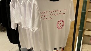 Seit einigen Monaten gibt es bei der Mannheimerin Claire Common auch Blindenshirts zu kaufen. Auf ihnen sind die Sprüche nicht nur farbig, sondern auch in Brailleschrift abgedruckt.