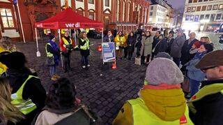 Verdi-Vertreterin Sabine Leber-Hoischen (mit Mikro) bezeichnete bei einer Aktion auf dem Marktplatz die Lage in den Kitas als „kaum noch aushaltbar“.