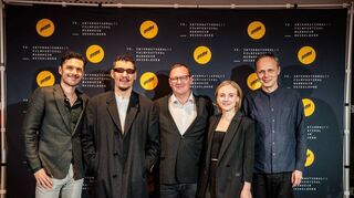 Preisträger Zarrar Kahn (2. v. l.) und Festivaldirektor Sascha Keilholz (Mitte) mit den Juroren Goran Stolevski, Elisa Schlott und Denis Dercourt.