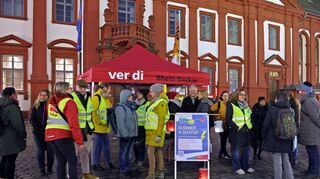 SOS Kita: Verdi protestiert auf dem Mannheimer Marktplatz gegen den Zustand in der Kinderbetreuung.