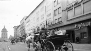 Keine Autos, dafür Pferdekutschen: ein Bild von den Planken beim autofreien Sonntag 1973.