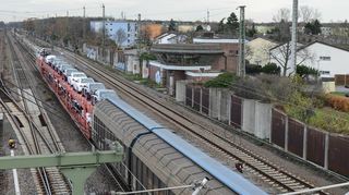 Die Riedbahnstrecke zwischen Schönau und Waldhof – im Bild das Stellwerk Glücksburger Weg / Alsenweg.