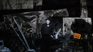 Besuch aus Düsseldorf und Dresden im Pfalzbau: Christian Friedel als „Dorian“ im Atelier seines magischen Malers Bob Wilson.