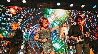 Perfekte „Tina Turner“: Tess D. Smith bei der „Glam-Show“ von Martin Scharff „Tina at the Castle“ in Heidelberg.