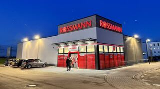Die Ausfahrt vom Parkplatz zwischen Drogerie Rossmann und Lidl im Neubaugebiet Mitten im Feld halten viele Heddesheimer für gefährlich. .