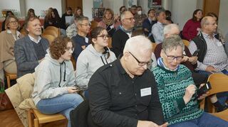 In einer Online-Umfrage sollten die Teilnehmer der Demokratiekonferenz via Smartphone über ihre Mediennutzung Auskunft geben.