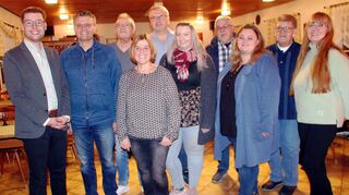 Der neu gewählte Vorstand der SPD Mitte um den Vorsitzenden Jens Klingler (2. v.l.) sowie die Stellvertreter Bärbel Kronauer (rechts) und Joachim Stumpf (Bildmitte hinten).