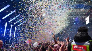 Bunt ging es bei der 90er-Party in der Mannheimer Maimarkthalle zu.