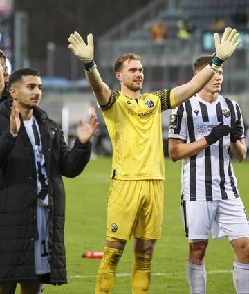 Das Team des SVS feiert mit den Fans nach dem 2:0 gegen Duisburg.