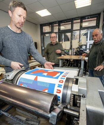 Der gebürtige Speyerer Künstler Nikolas Hönig druckt Kunstwerke. Remo Krembel und Johannes Doerr helfen bei der Arbeit.