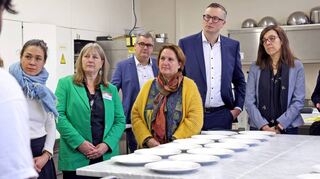 Schulleiterin Sienknecht (2. v. l.) führte unter anderem Kultusministerin Schopper (3. v. r.), den Fraktionsvorsitzenden Schwarz (2. v. r.) und die Landtagsabgeordnete Aschhof (r.) durch die Schule.