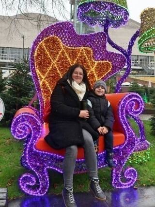 Irina und ihr Sohn Max beim Fotospot im Märchenwald am Paradeplatz.
