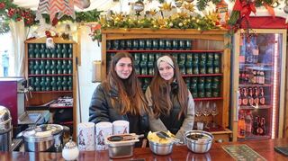 Mittags schmeißen sie den Laden noch zu zweit, abends kommt Verstärkung: Kejan (l.) und Luisa in der Schneebar auf den Kapuzinerplanken.