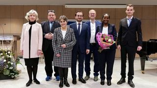 „Ein leuchtendes Beispiel“: Heidrun Deborah Kämper (v.l.), Yoram Ehrlich, Rita Althausen, Christian Soeder, Chris Rihm, Vize-Generalkonsulin Kasa Bainesay-Harbor und Victor Marki beim Festakt in der Jüdischen Gemeinde.